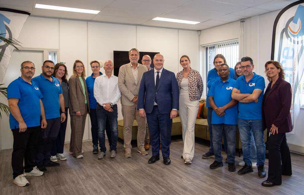 Groepsfoto van minister Thierry Aartsen met medewerkers van E-Care